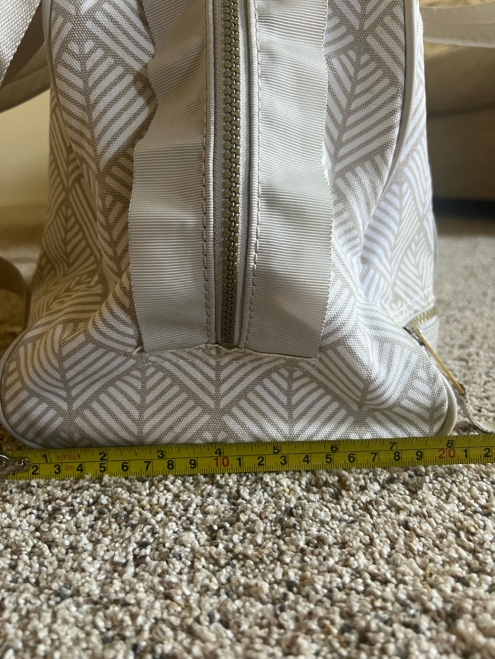 lululemon athletica Taupe and White Geometric Duffel - Picture 12 of 14